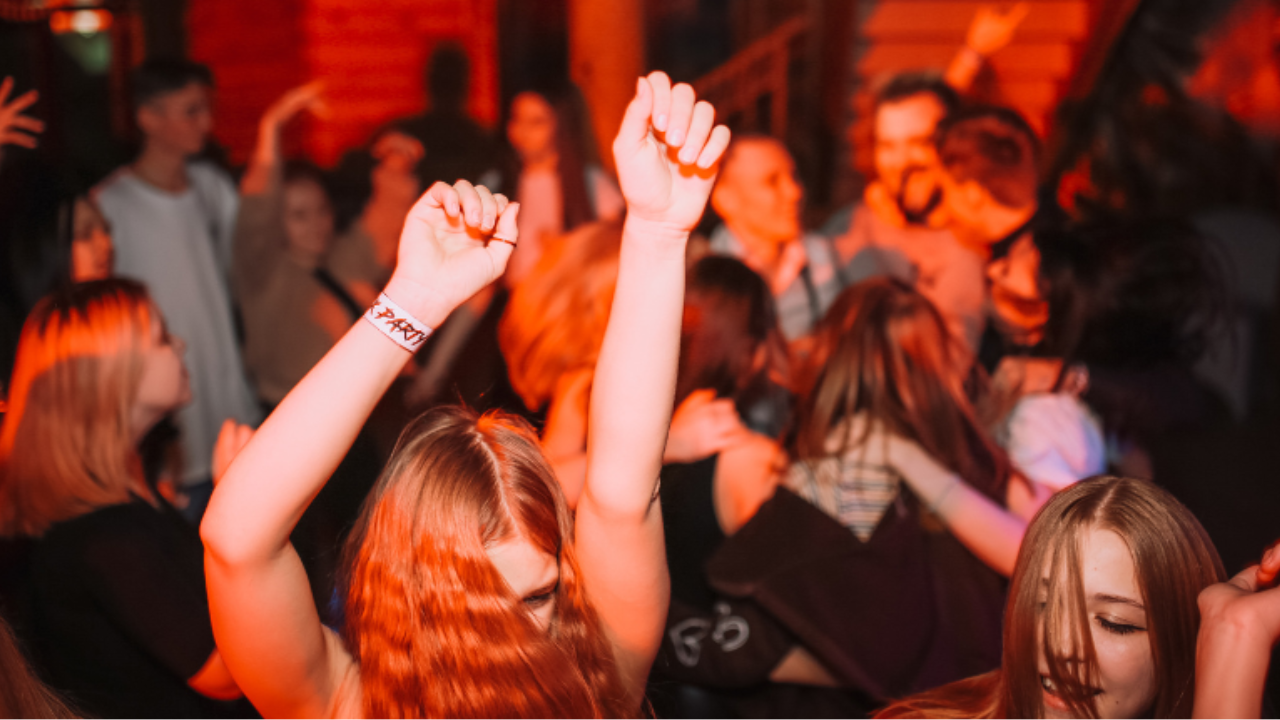 Hire band in Sint Maarten live performance beach event